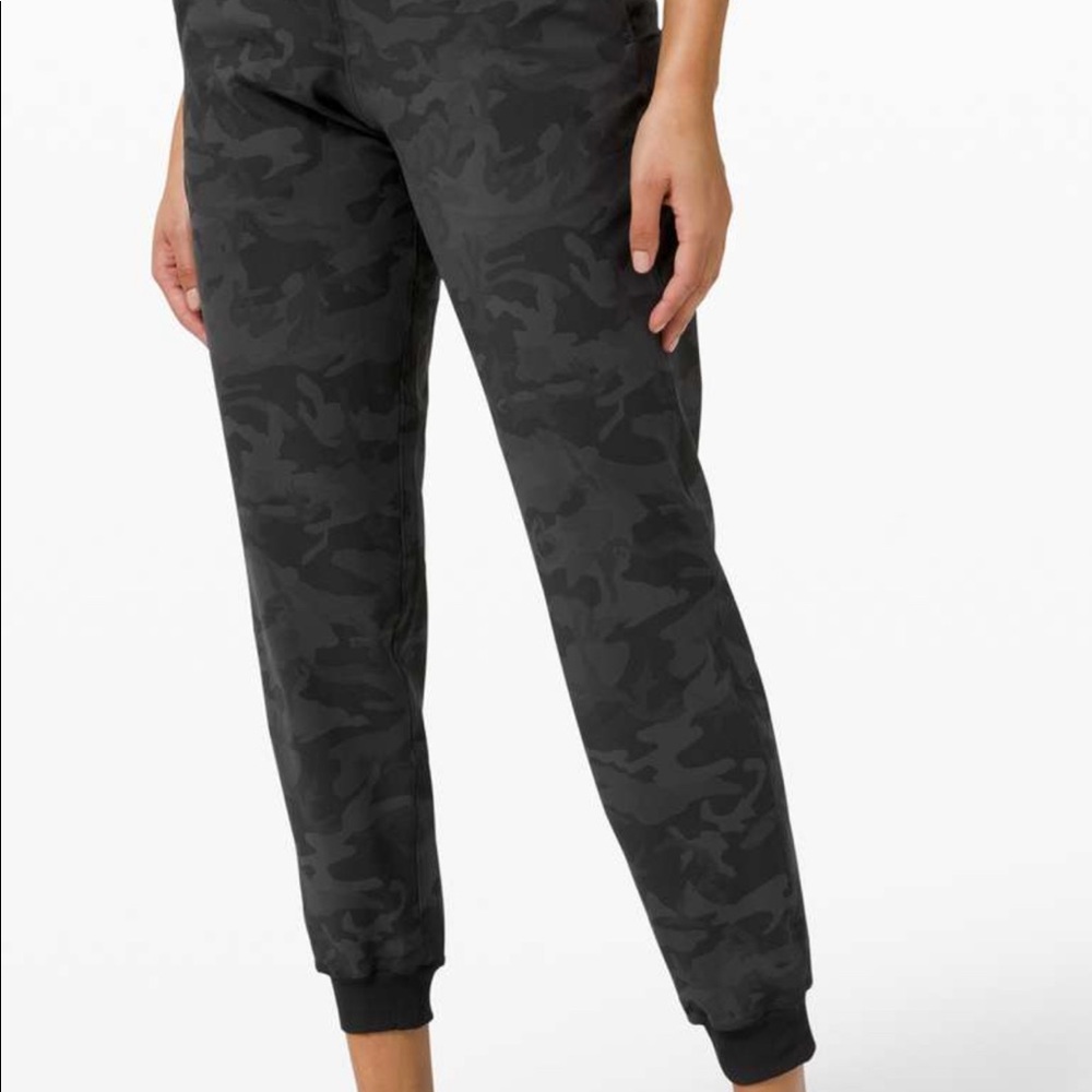 On The Fly Joggers, size 10, grey camo